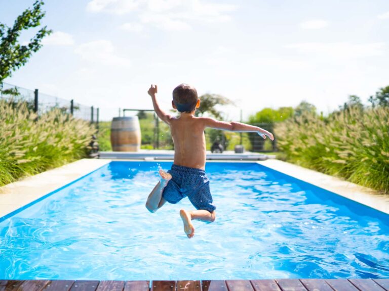 Agence M Com Marseille PURE Le Rove Climatisation PAC Piscine Chauffe Eau Plancher Chauffant enfant saute piscine